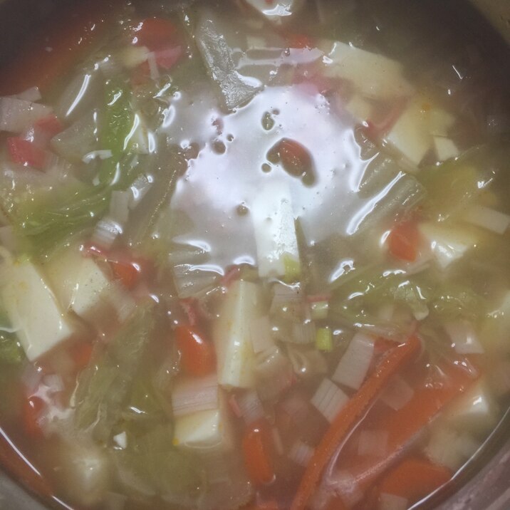 白菜と人参 カニカマと餃子の皮と豆腐のスープ